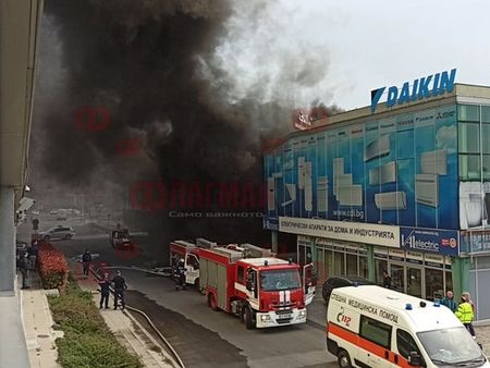 Колосални загуби за „Зора”, стока за стотици хиляди изгоря при пожара в магазина