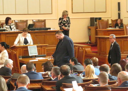ДПС подкрепи ГЕРБ и срещу връщането на петъчния контрол, Караянчева опростачвала парламента