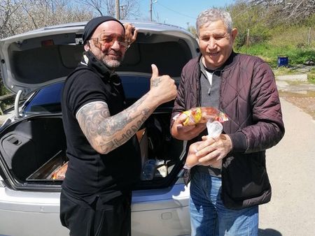 Тома Айляка напълни багажника си с козунаци и яйца, радва пенсионерите в Бургас и Резово