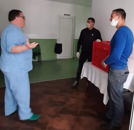 Бургаски медици получиха козунаци от звезди на сцената и спорта