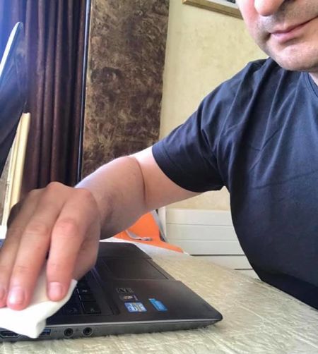 Бургаски ученик остана без лаптоп за онлайн уроците си, зам.-министърът Жечо Станков му предостави собствения си компютър