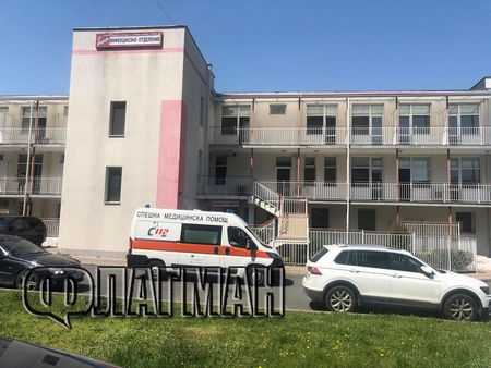 Родителите на двумесечното бебе от Бургас също са заразени с COVID-19, тримата са настанени в болница