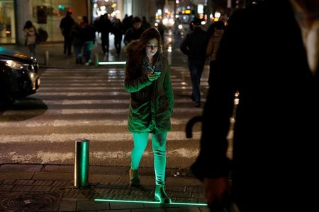 Забраняват разговорите по телефона при пресичане на пешеходни пътеки в Бургас