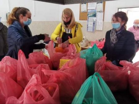 Абитуриенти от Математическата гимназия дариха парите за бала си на нуждаещи се бургазлии