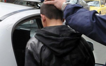 Наглец открадна телефона на малолетно момче в Приморско, задържаха го
