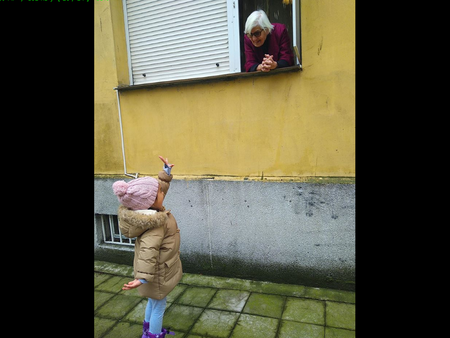 Снимка на баба Марийка и внучето Теа докосна сърцата на бургазлии