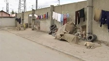 В ромския квартал в Сливен пробиха дупка в бетонна стена, за да излизат