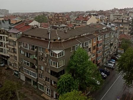 Сериозен дъжд се изсипва над Бургас