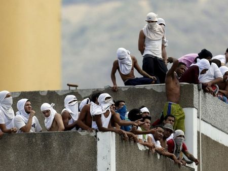 40 загинали и 50 ранени, включително надзирател, след бунт във венецуелския затвор