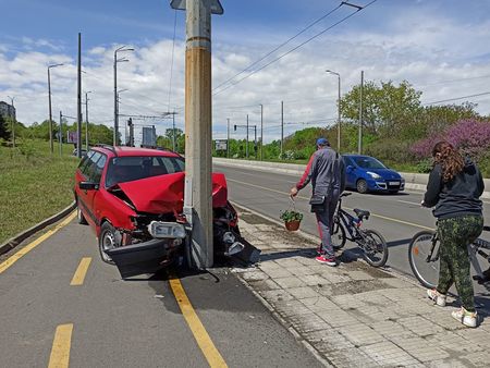 Издирват джигита, който размаза Фолксвагена си в уличен стълб край жк „Меден рудник”