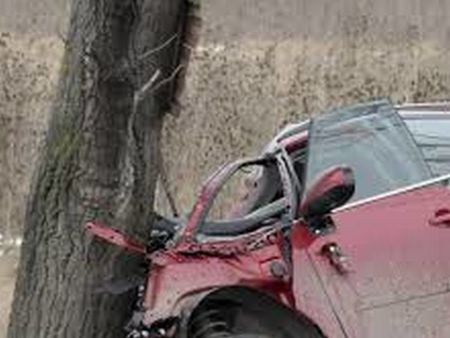 Млад мъж загина, автомобилът му се блъсна в дърво