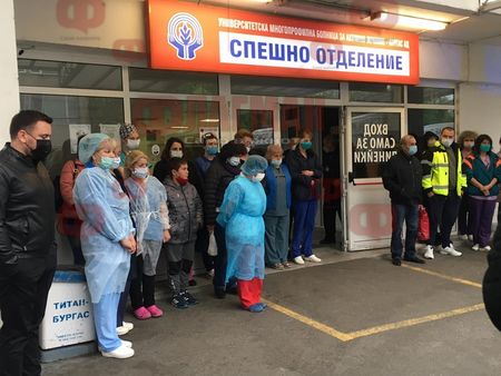 С минута мълчание и сирени лекарите от Спешното в Бургас почетоха починалите си колеги при борбата с COVID-19