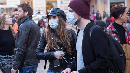 Европа се връща към живот, но с маски, дистанция и без молове