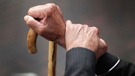 Правителството предлага ръст на социалната пенсия за старост с 6,7% от 1 юли