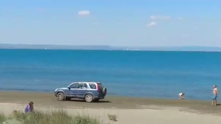 Безобразие: Нагъл турист цепи с джип през плажа на Вромос