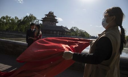 100 хиляди китайци празнуваха сватба онлайн