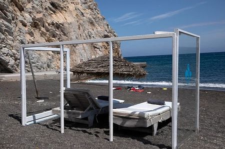 Плажовете на остров Санторини се сдобиха с плексигласови прегради