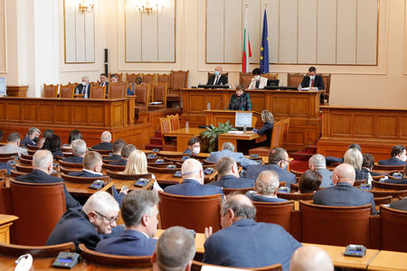 Депутатите отпускат мерките в парламента, масово не носят маски