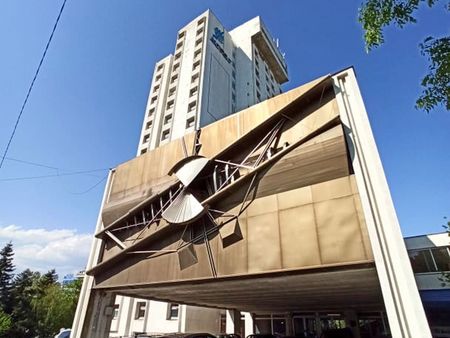 Злощастният хотел "Космос" или врътките за 4,6 декара чиста земя за ново застрояване в Бургас