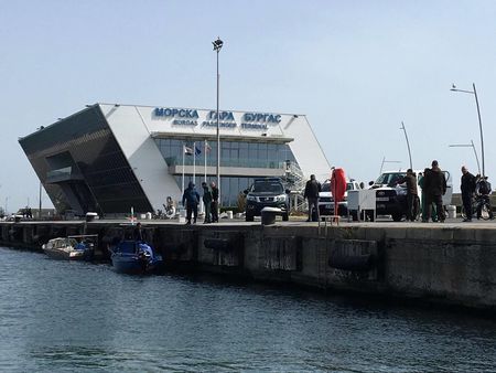 Извънредно! Арестуват лодка на Морска гара в Бургас
