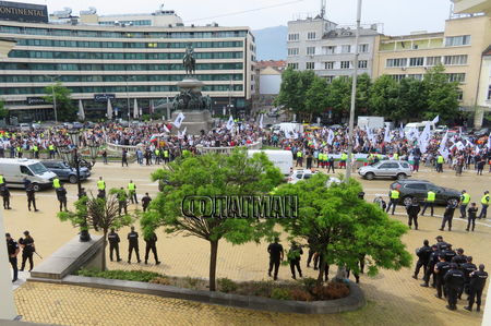 Проруски националисти се събраха на протест пред парламента