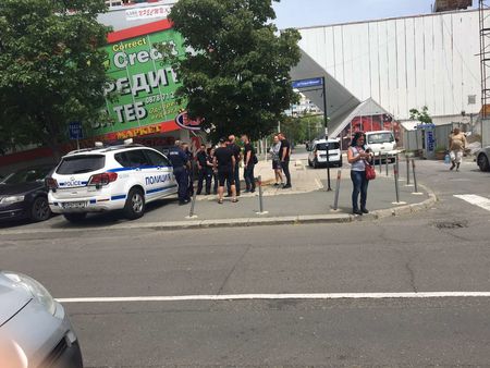 Извънредно! Полиция затваря търговски център „Престиж” в бургаския ж. к. „Славейков” (СНИМКИ)