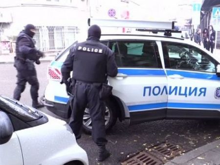 Баща и син пребиха охранител на магазин в жк. "Славейков", не ги пуснал без предпазни маски