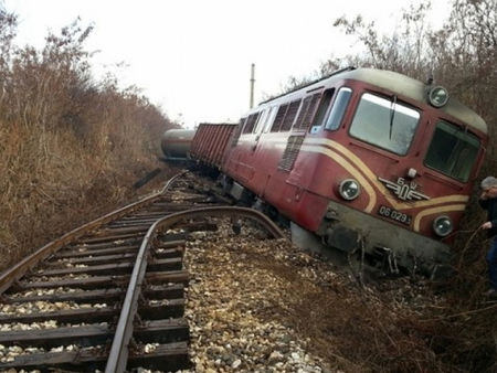 Влак с руда, пътуващ за Бургас, дерайлира край Нова Загора