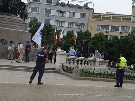 Вял протест в София, 10 пъти повече полицаи от недоволни
