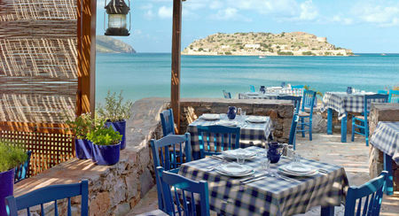 Гърция отваря ресторантите и кафенетата на 25 май
