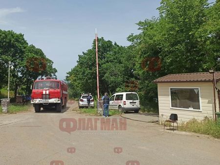 Слабо водоснабдяване пречи на пожарната, за да потуши огъня в имението на Ахмед Доган