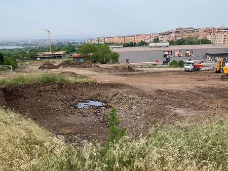 Жители на бургаския ж. к. „Меден рудник” притеснени: Започна ли строеж на цигански блок в зона „Д”?