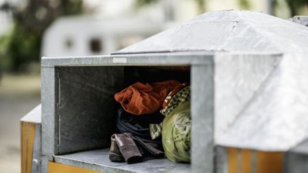 10-годишно дете почина, след като се заклещи в контейнер за дарени дрехи