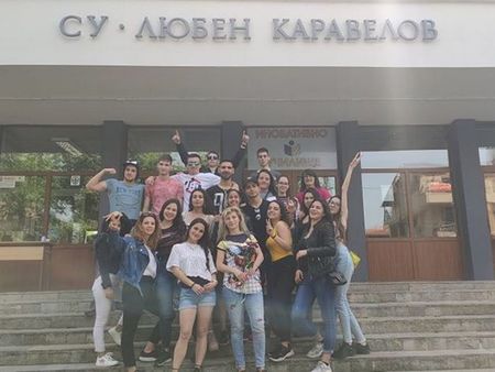 Ученици от СУ”Любен Каравелов”в Несебър на крака пред домовете на преподавателите си