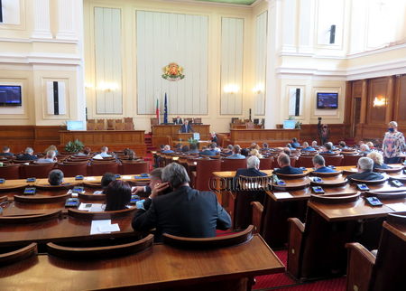 Парламентът одобри 9% ДДС за ресторанти и книги при бойкот на Горанов и Стоянова