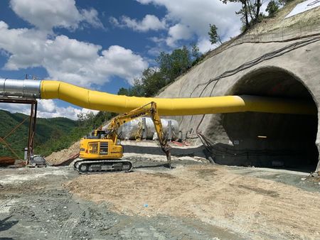 Министър Петя Аврамова инспектира изграждането на най-дългия пътен тунел в България