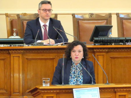 След скандал в парламента: Ивелина Василева вдигна „жълт картон“ на Вигенин