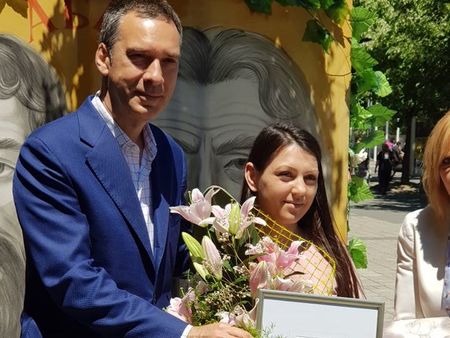 Кметът на Бургас връчи голямата награда Млад художник на годината на Кристия Тодорова