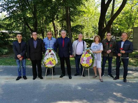 Депутати и съветници от НФСБ поднесоха венци пред паметника на Св.св.Кирил и Методий в Бургас