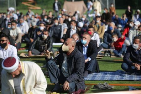 Молитва по време на пандемия, мюсюлманите се събраха на стадион