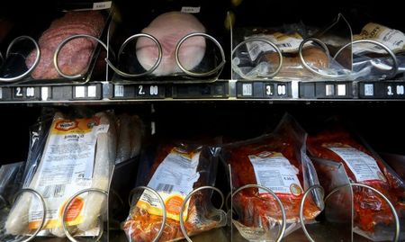 Източноевропейци мизерстват, за да ядат германците евтино месо