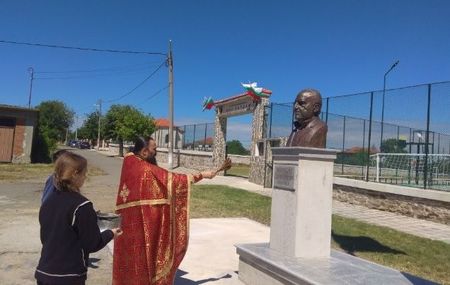 Осветиха паметник на Божидар Димитров в карнобатското с. Искра