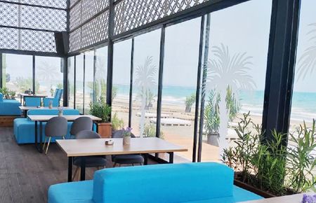 На Евиния плаж в Бургас откриха нов гръцки ресторант и пуснаха безплатни чадъри и шезлонги