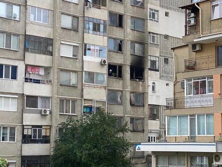 Пожар в бл. 67 в жк "Славейков" вдигна на крак огнеборците в Бургас