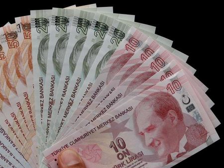 Българите масово се запасяват с турска лира, още преди да е възможно пътуването до Турция