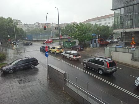 Проливен дъжд се изсипа в Бургас