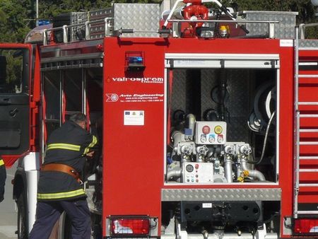 Пожарникари спасиха 3 деца от горящо жилище