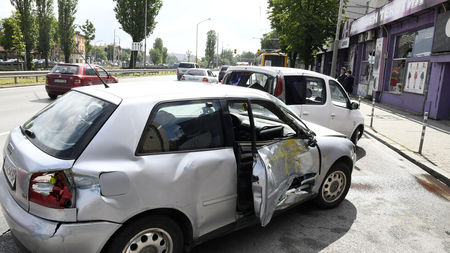 Верижна катастрофа между тролей и 6 коли задръсти столично кръстовище