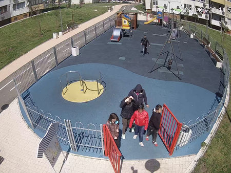 Поредно вандалство! Младежи разбиха детска площадка в жк "Меден рудник"