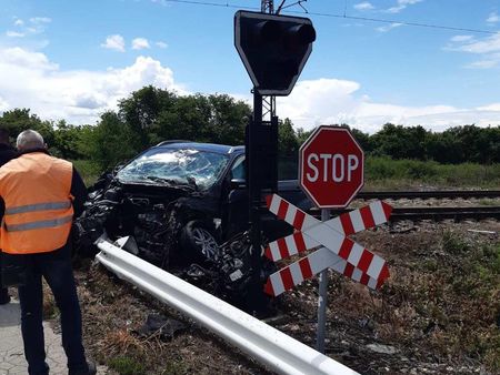Джип мина на червено и се заби в бързия влак Варна-София, застраши живота на 105 души (СНИМКИ)